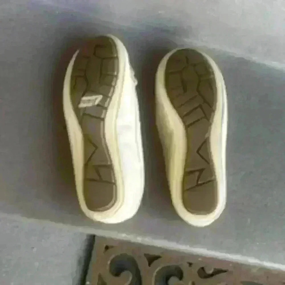 BCBG flat, Size 7M - Picture 3 of 5